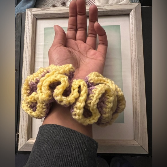 Crocheted scrunchie - Picture 2 of 4
